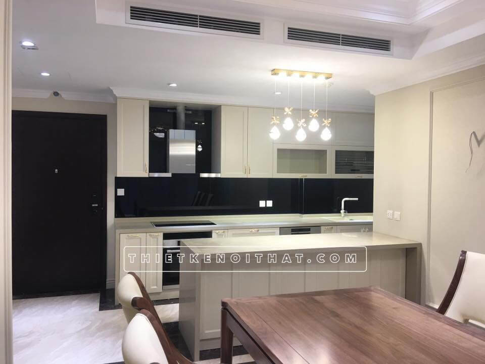 Khu vực bếp được lắp đặt quay lưng với cửa ra vào cho phép đảm bảo luồng khí phong thủy đi đúng hướng, đem tới nhiều tài lộc cho gia chủ Thiết kế phòng bếp chung cư tân cổ điển đẹp