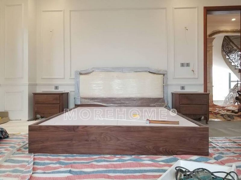 Hoàn thiện việc lắp đặt bộ giường ngủ gỗ óc chó cao cấp để tạo nên không gian biệt thự.